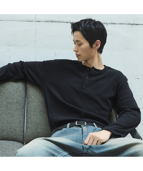 P.IN.O(ピインオ)の「リブドヘンリーネックロングスリーブ(Tシャツ/カットソー・メンズ・グレー系その他/チャコール/ブラック/ホワイト・MEDIUM/LARGE)」の1枚目の写真