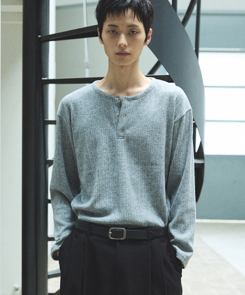 P.IN.O(ピインオ)の「リブドヘンリーネックロングスリーブ(Tシャツ/カットソー・メンズ・グレー系その他/チャコール/ブラック/ホワイト・MEDIUM/LARGE)」の5枚目の写真