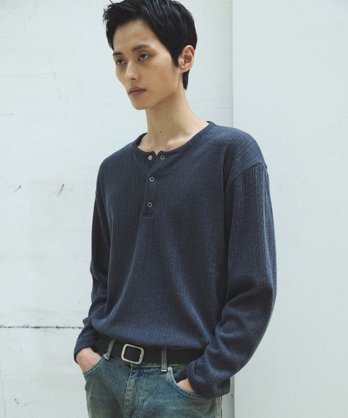 P.IN.O(ピインオ)の「リブドヘンリーネックロングスリーブ(Tシャツ/カットソー・メンズ・グレー系その他/チャコール/ブラック/ホワイト・MEDIUM/LARGE)」の7枚目の写真