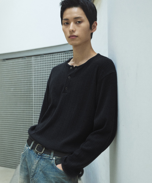 P.IN.O(ピインオ)の「リブドヘンリーネックロングスリーブ(Tシャツ/カットソー・メンズ・グレー系その他/チャコール/ブラック/ホワイト・MEDIUM/LARGE)」の8枚目の写真