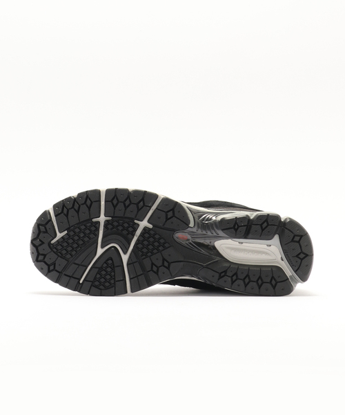 NEW BALANCE(ニューバランス)の「NEW BALANCE / ニューバランス 2002R(スニーカー・メンズ・ブラック/ブラック系その他・23cm/23.5cm/24cm/24.5cm/27cm/27.5cm/28cm/26cm/26.5cm)」の5枚目の写真