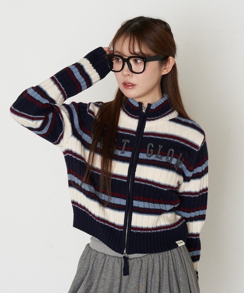 RAY CASSIN（レイカズン）の「ロゴハイネックジップニット（ニット/セーター・レディース・ブルー系その他2/レッド/ネイビー/ライトベージュ・FREE）」の3枚目の写真