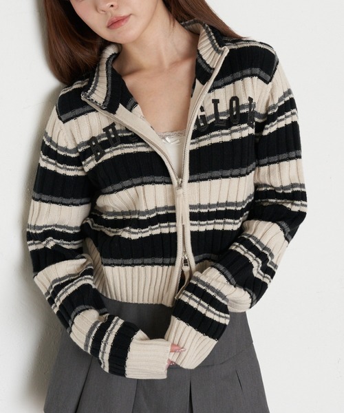 RAY CASSIN（レイカズン）の「ロゴハイネックジップニット（ニット/セーター・レディース・ブルー系その他2/レッド/ネイビー/ライトベージュ・FREE）」の2枚目の写真