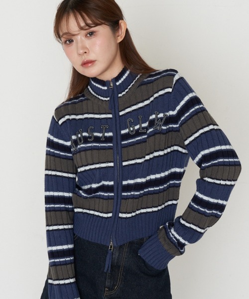 RAY CASSIN（レイカズン）の「ロゴハイネックジップニット（ニット/セーター・レディース・ブルー系その他2/レッド/ネイビー/ライトベージュ・FREE）」の4枚目の写真