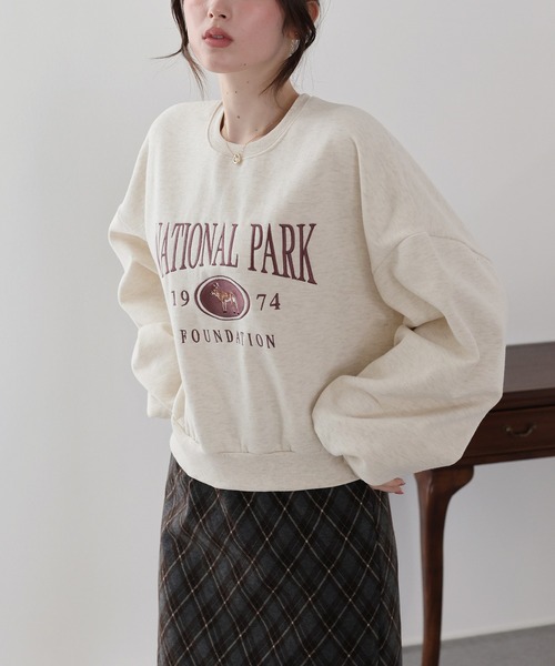 BLUEEAST(ブルーイースト)の「裏起毛ディア刺繍スウェット(スウェット・レディース・グレー/アイボリー/ネイビー・MEDIUM)」の2枚目の写真