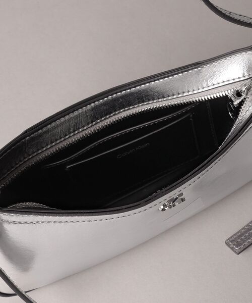 Calvin Klein（カルバン・クライン）の「バッグ - メタリックスモールショルダーバッグ（ショルダーバッグ・レディース・シルバー・FREE）」の4枚目の写真