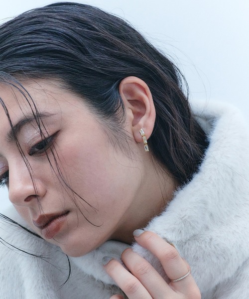 Jolie Toujours(ジョリトゥジュール)の「【汗や水に強い】〈ステンレス〉CZスリムストーンピアス(ピアス(両耳用)・レディース・シルバー/ゴールド/ピンクゴールド・FREE)」の6枚目の写真