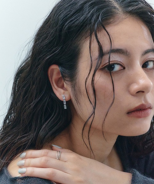Jolie Toujours(ジョリトゥジュール)の「【汗や水に強い】〈ステンレス〉CZスリムストーンピアス(ピアス(両耳用)・レディース・シルバー/ゴールド/ピンクゴールド・FREE)」の7枚目の写真
