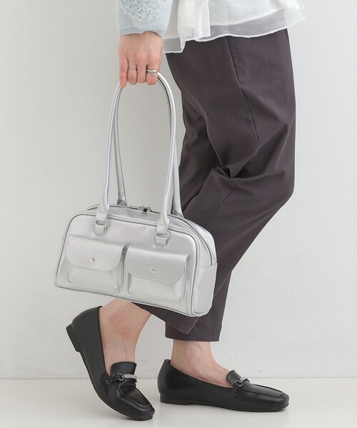 SHOO・LA・RUE（シューラルー）の「フラップポケット横長ボストンバッグ（ボストンバッグ・レディース・シルバー/ブラック・00）」の19枚目の写真