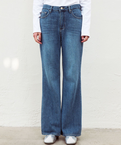 SLOWLOLLI(スローローリ)の「Relaxed boots cut denim - Mid blue(デニムパンツ・レディース・ブルー・1(S)/2(M)/3(L))」の6枚目の写真