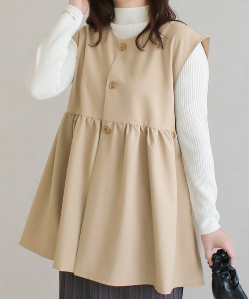 Social GIRL(ソーシャルガール)の「/Social GIRL/ノーカラーペプラムベスト(ベスト・レディース・ベージュ・M)」の1枚目の写真