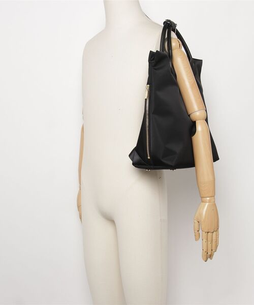 VIOLAd'ORO（ヴィオラドーロ）の「VIOLAd’ORO (ヴィオラドーロ) ターンロック付き/2WAY/ナイロンバックパック/BIANCA /V-2264（バックパック/リュック・レディース・ネイビー/ブラック・F）」の6枚目の写真