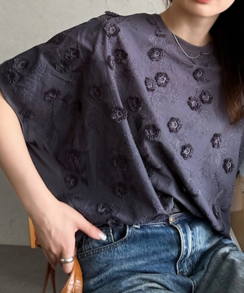 Eclat one（エクラワン）の「【Eclat one】フラワー 刺繍 ドルマン プルオーバー（Tシャツ/カットソー・レディース・オフホワイト/チャコール/レッド・FREE）」の4枚目の写真