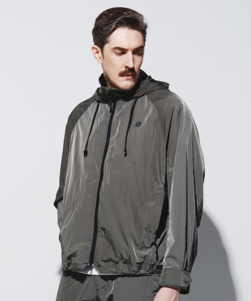 KALAPATTHAR(カラパタール)の「Light Weight Holographic Detachable Windbreaker - GRAY(ナイロンジャケット・メンズ・その他・LARGE/MEDIUM)」の2枚目の写真