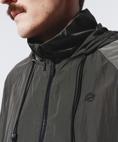 KALAPATTHAR(カラパタール)の「Light Weight Holographic Detachable Windbreaker - GRAY(ナイロンジャケット・メンズ・その他・LARGE/MEDIUM)」の3枚目の写真