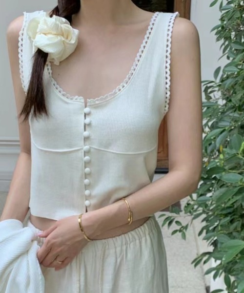 AMAJI(アマジ)の「ニットタンクトップ Uネック フロントボタン ノースリーブ(Tシャツ/カットソー・レディース・ピンク/ホワイト/カーキ・FREE)」の1枚目の写真