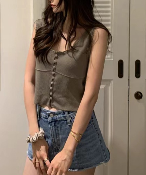 AMAJI(アマジ)の「ニットタンクトップ Uネック フロントボタン ノースリーブ(Tシャツ/カットソー・レディース・ピンク/ホワイト/カーキ・FREE)」の6枚目の写真