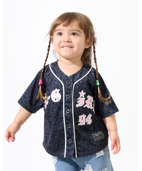 X-girl Stages(エックスガールステージス)の「パッチロゴ刺しゅう ベースボール半袖シャツ(Tシャツ/カットソー・キッズ・ブラック/ラベンダー/ピンク・130cm/140cm/90cm/100cm/110cm/120cm)」の1枚目の写真