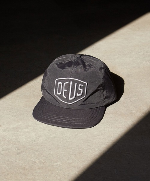 DEUS EX MACHINA(デウスエクスマキナ)の「(DEUS EX MACHINA)SHIELD NYLON CAP(キャップ・レディース・ブラック・ONE SIZE)」の2枚目の写真