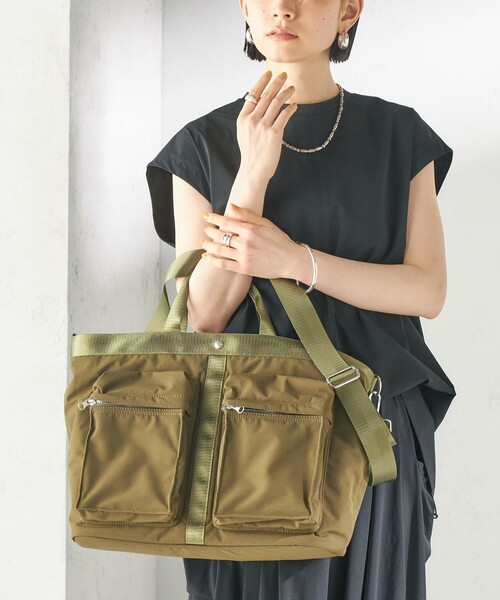 SHIPS（シップス）の「【WEB限定】Hyman Roth:〈撥水加工〉ヘルメット バッグ（ショルダーバッグ・レディース・ブラック/ライトカーキ・ONE SIZE）」の2枚目の写真