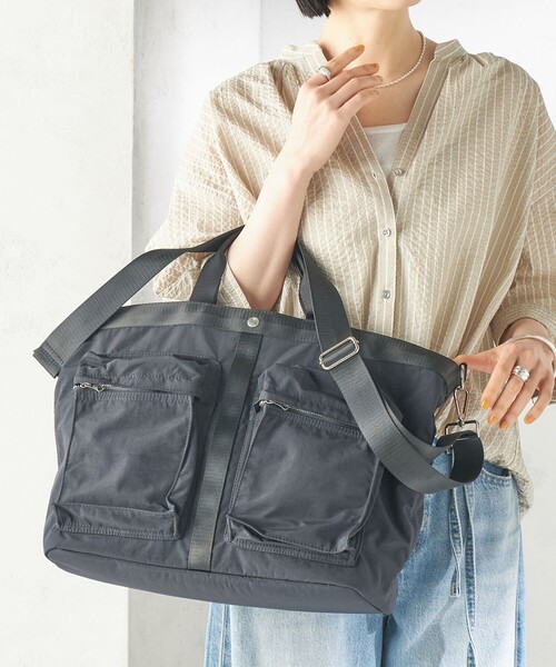 SHIPS（シップス）の「【WEB限定】Hyman Roth:〈撥水加工〉ヘルメット バッグ（ショルダーバッグ・レディース・ブラック/ライトカーキ・ONE SIZE）」の3枚目の写真