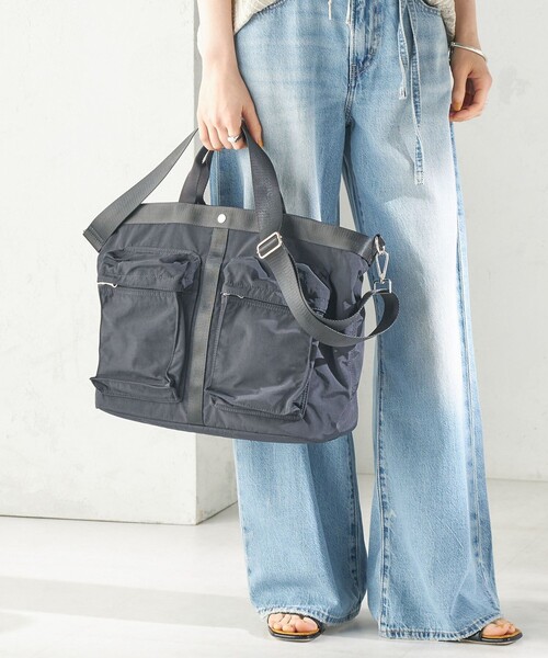 SHIPS（シップス）の「【WEB限定】Hyman Roth:〈撥水加工〉ヘルメット バッグ（ショルダーバッグ・レディース・ブラック/ライトカーキ・ONE SIZE）」の4枚目の写真
