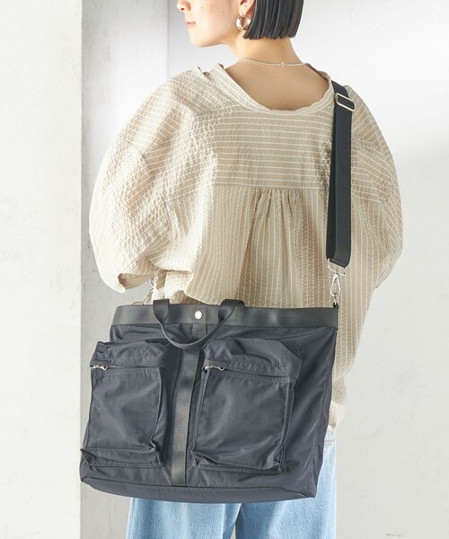 SHIPS（シップス）の「【WEB限定】Hyman Roth:〈撥水加工〉ヘルメット バッグ（ショルダーバッグ・レディース・ブラック/ライトカーキ・ONE SIZE）」の5枚目の写真