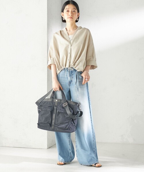 SHIPS（シップス）の「【WEB限定】Hyman Roth:〈撥水加工〉ヘルメット バッグ（ショルダーバッグ・レディース・ブラック/ライトカーキ・ONE SIZE）」の6枚目の写真