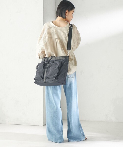 SHIPS（シップス）の「【WEB限定】Hyman Roth:〈撥水加工〉ヘルメット バッグ（ショルダーバッグ・レディース・ブラック/ライトカーキ・ONE SIZE）」の20枚目の写真