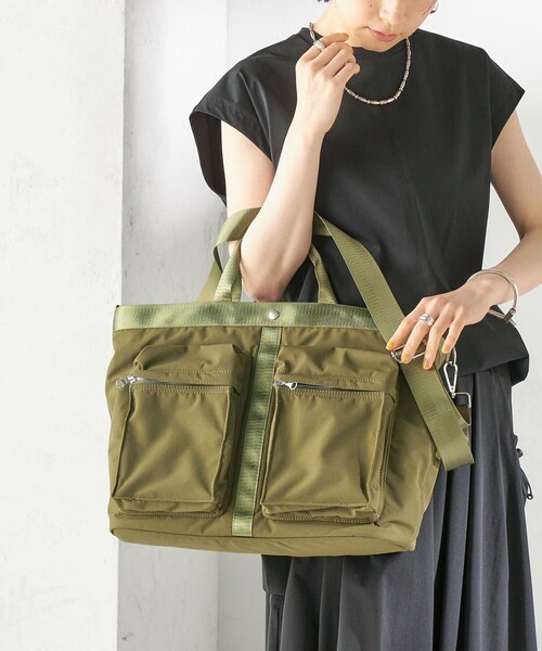 SHIPS（シップス）の「【WEB限定】Hyman Roth:〈撥水加工〉ヘルメット バッグ（ショルダーバッグ・レディース・ブラック/ライトカーキ・ONE SIZE）」の22枚目の写真