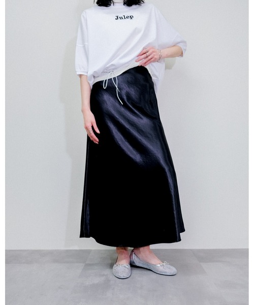 Julep(ジュレップ)の「Satin Skirt(スカート・レディース・ブラック/ベージュ/ライトグレー/ブラウン・MEDIUM)」の2枚目の写真