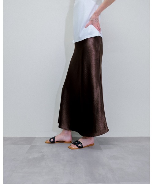 Julep(ジュレップ)の「Satin Skirt(スカート・レディース・ブラック/ベージュ/ライトグレー/ブラウン・MEDIUM)」の11枚目の写真