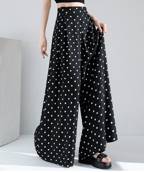 FAVORITO(ファヴォリート)の「ドット柄ワイドパンツ(その他パンツ・レディース・ブラック・S/L/M)」の4枚目の写真