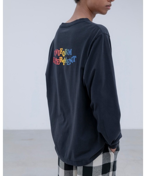 uniform experiment(ユニフォームエクスペリメント)の「GRADATION LOGO L/S TEE(Tシャツ/カットソー・メンズ・ホワイト/ブラック・1/2/3/4/5)」の3枚目の写真