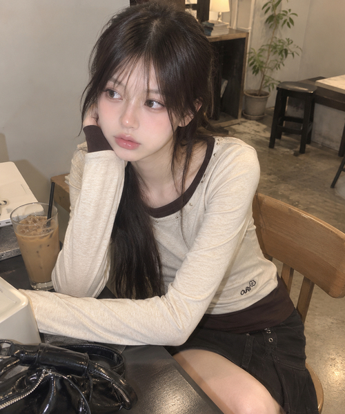 OURSAYSOUR(アワーセイアワー)の「Vネックレイヤードスタッズスリムロングスリーブオートミール(Tシャツ/カットソー・レディース・オートミール・FREE)」の1枚目の写真