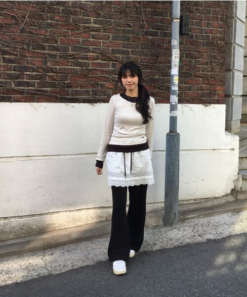 OURSAYSOUR(アワーセイアワー)の「Vネックレイヤードスタッズスリムロングスリーブオートミール(Tシャツ/カットソー・レディース・オートミール・FREE)」の4枚目の写真