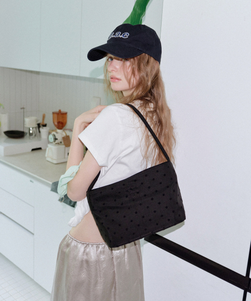 MUCU AND EBONY(ムクアンドエボニー)の「Near Flat Bag _ Dot Black(ショルダーバッグ・レディース・その他・FREE)」の2枚目の写真