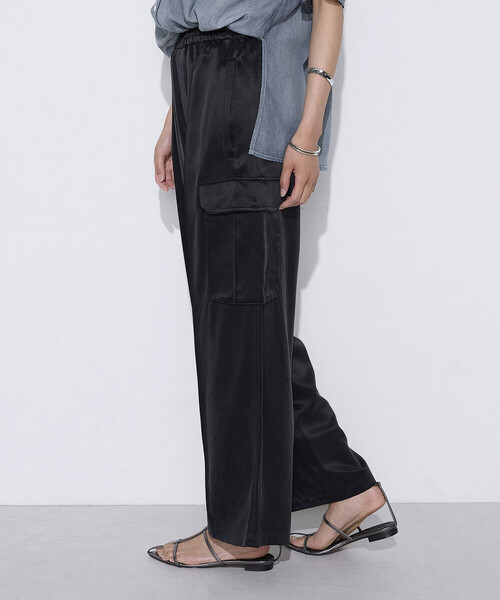 K.T KIYOKO TAKASE(キヨコタカセ)の「キュプラツイル サテンワイドカーゴパンツ(その他パンツ・レディース・ブラウン/ネイビー・9号/7号)」の4枚目の写真