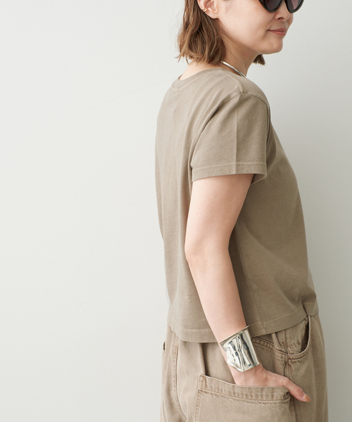 AGOLDE(エーゴールドイー)の「【AGOLDE / エーゴールドイー】ADINE SHRUNKEN TEE(Tシャツ/カットソー・レディース・ベージュ・FREE)」の2枚目の写真