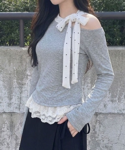 Jasmine Grandiflorum(ジャスミングランディフローラム)の「【Jasmine】ドットリボン襟レース切替オフショル風トップス(Tシャツ/カットソー・レディース・グレー・FREE)」の1枚目の写真