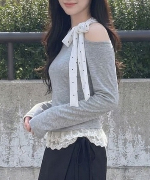 Jasmine Grandiflorum(ジャスミングランディフローラム)の「【Jasmine】ドットリボン襟レース切替オフショル風トップス(Tシャツ/カットソー・レディース・グレー・FREE)」の2枚目の写真