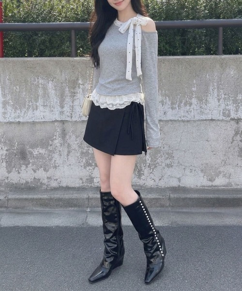 Jasmine Grandiflorum(ジャスミングランディフローラム)の「【Jasmine】ドットリボン襟レース切替オフショル風トップス(Tシャツ/カットソー・レディース・グレー・FREE)」の4枚目の写真