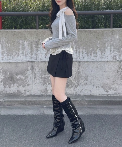 Jasmine Grandiflorum(ジャスミングランディフローラム)の「【Jasmine】ドットリボン襟レース切替オフショル風トップス(Tシャツ/カットソー・レディース・グレー・FREE)」の5枚目の写真