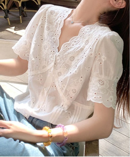&soiree(アンドソワレ)の「Vネックフラワーレース半袖トップス(シャツ/ブラウス・レディース・ホワイト・X-LARGE/LARGE/MEDIUM/SMALL)」の1枚目の写真