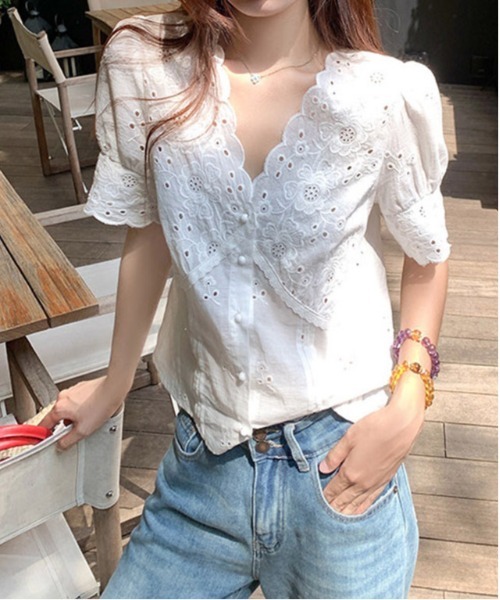 &soiree(アンドソワレ)の「Vネックフラワーレース半袖トップス(シャツ/ブラウス・レディース・ホワイト・X-LARGE/LARGE/MEDIUM/SMALL)」の3枚目の写真