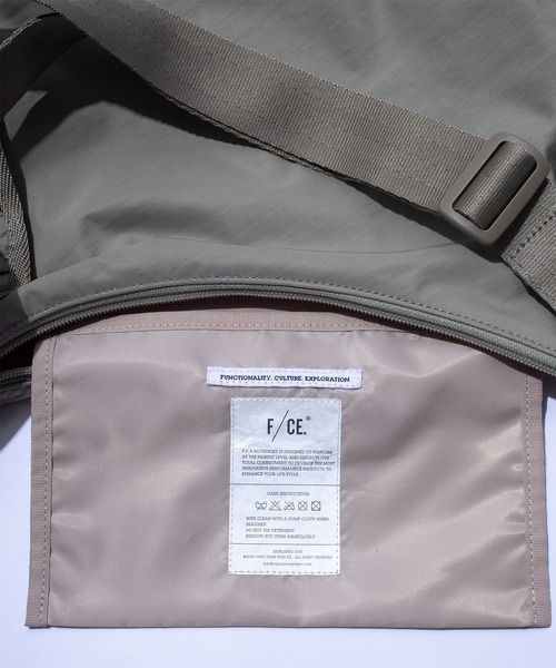 F/CE. (エフシーイー)の「F/CE. TEXTURED TWILL 2 WAY SHOULDER TOTE / エフシーイー テクスチャード ツイル 2ウェイ ショルダー トート(トートバッグ・メンズ・ベージュ/ブラック/チャコール・FREE)」の8枚目の写真