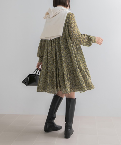 URBAN RESEARCH ROSSO WOMEN（アーバンリサーチ　ロッソ）の「『WEB限定』スモールフラワープリントティアードワンピース（ワンピース・レディース・ブラック系その他/イエロー・FREE）」の7枚目の写真