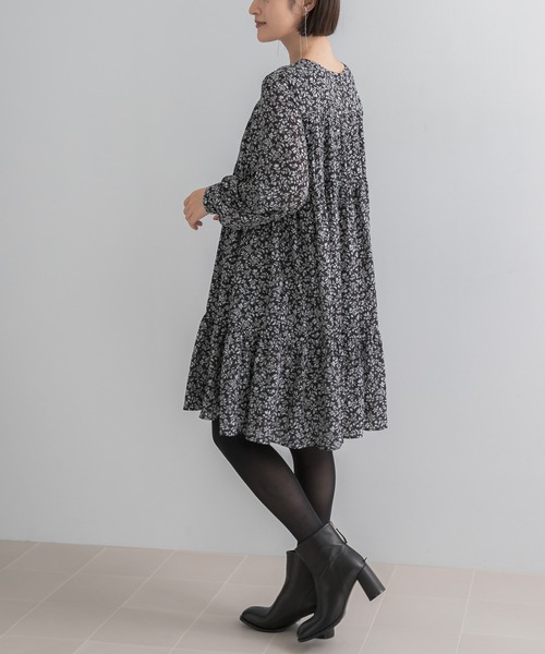 URBAN RESEARCH ROSSO WOMEN（アーバンリサーチ　ロッソ）の「『WEB限定』スモールフラワープリントティアードワンピース（ワンピース・レディース・ブラック系その他/イエロー・FREE）」の10枚目の写真