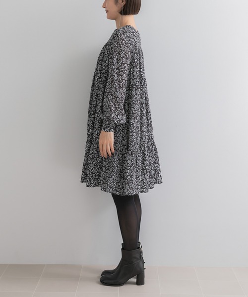 URBAN RESEARCH ROSSO WOMEN（アーバンリサーチ　ロッソ）の「『WEB限定』スモールフラワープリントティアードワンピース（ワンピース・レディース・ブラック系その他/イエロー・FREE）」の12枚目の写真