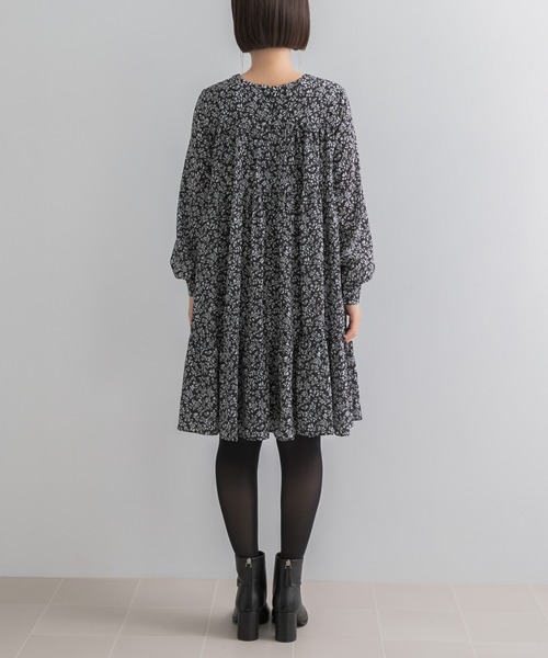 URBAN RESEARCH ROSSO WOMEN（アーバンリサーチ　ロッソ）の「『WEB限定』スモールフラワープリントティアードワンピース（ワンピース・レディース・ブラック系その他/イエロー・FREE）」の13枚目の写真